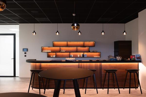 interieurafwerking-bar-en-loungeruimte-schrijnwerk-plafond-en-vloerwerken-voor-dana