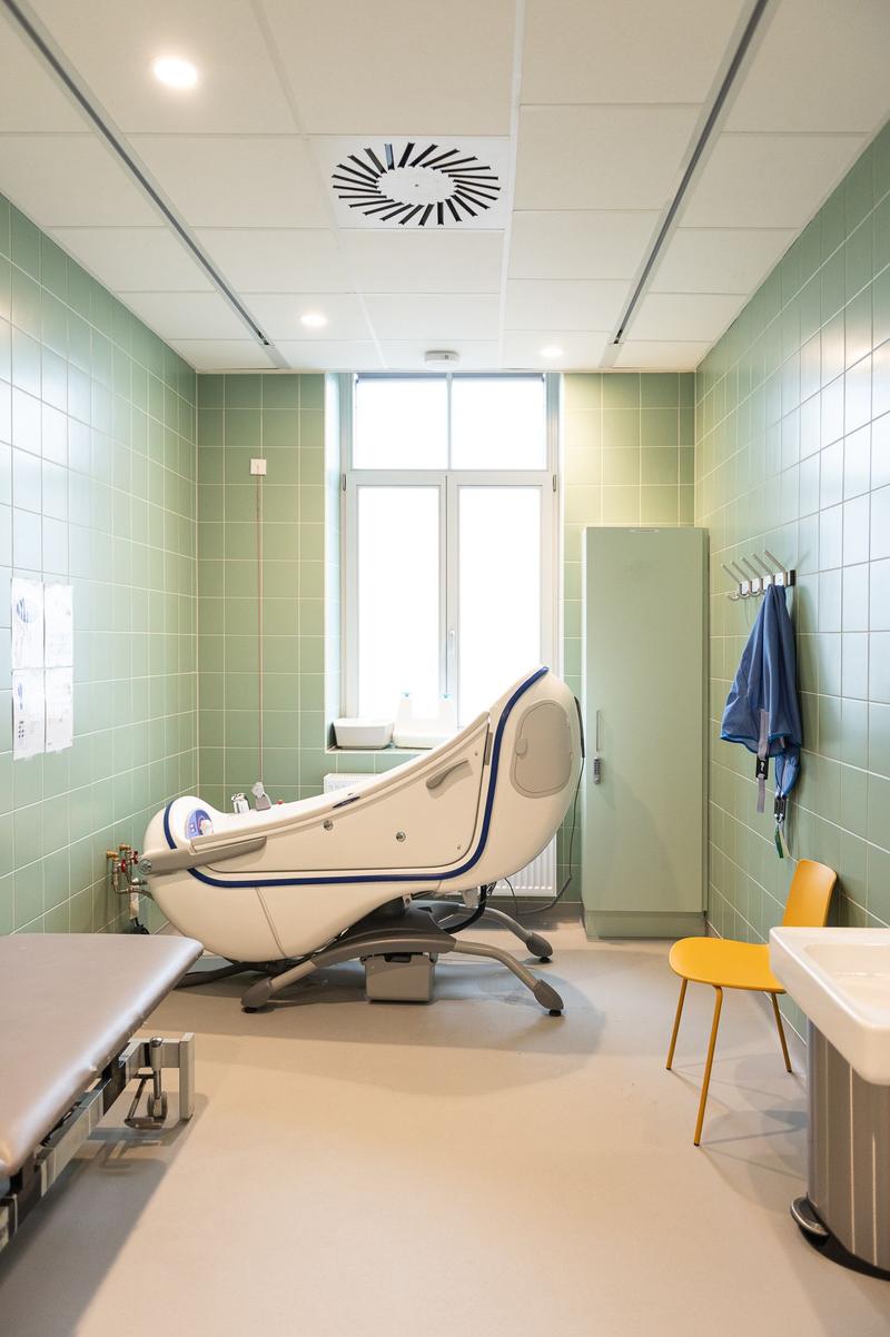 thumbnail for Muurbekleding, vloerwerken en labrizering in woonzorgcentrum De Nieuwe Notelaer