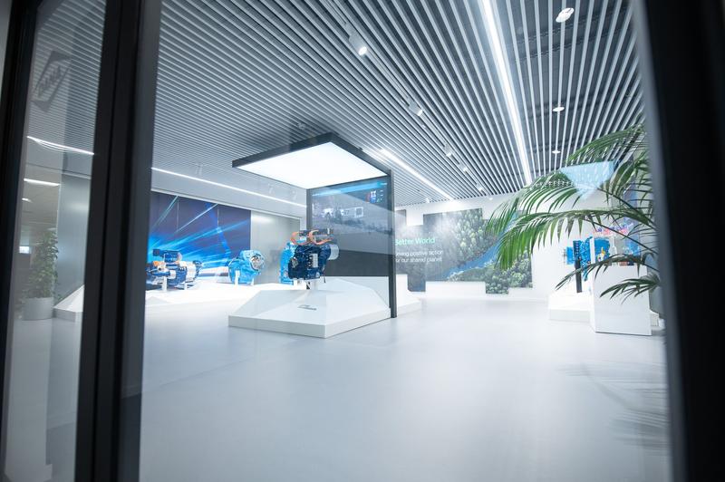 thumbnail for Binnenafwerking bedrijfsruimtes : plafondwerken, vloerbekleding en maatwerk omkastingen voor Dana